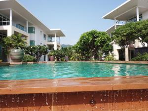 uma piscina em frente a um edifício em Karon Sea View Beach Apartment em Praia de Karon