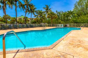 Swimming pool sa o malapit sa Sunrise Suites Barbados Suite #204