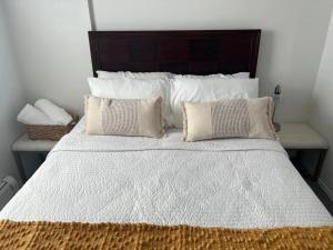 Кровать или кровати в номере Cozy lovely 2 bedroom apt, 5 mins from JFK