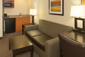 אזור ישיבה ב-Holiday Inn Express Hotel & Suites Jacksonville Airport, an IHG Hotel