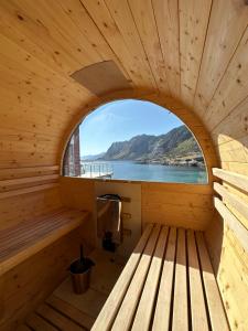 eine Sauna mit Fenster in einer Holzhütte in der Unterkunft Lofoten Waterfront luxury lodge in Ballstad