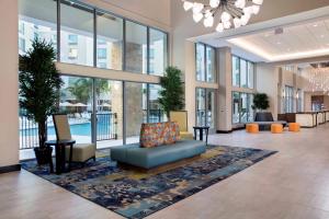 Uma área de estar em SpringHill Suites by Marriott Orlando Theme Parks Lake Buena Vista