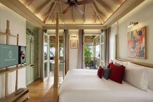 una camera con letto e ventilatore a soffitto di Charras Bhawan Hotel and Residences a Hua Hin