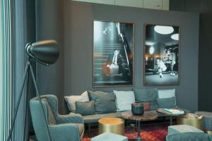 Area tempat duduk di Motel One Berlin-Upper West