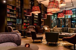 Uma área de estar em Motel One Manchester-St. Peter´s Square