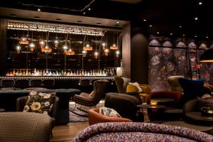 Uma área de estar em Motel One Manchester-St. Peter´s Square