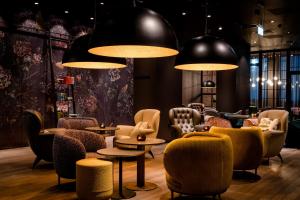 Uma área de estar em Motel One Manchester-St. Peter´s Square