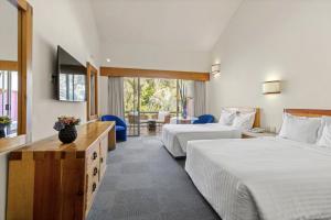 Cama ou camas em um quarto em Hotel Rancho San Diego Grand Spa Resort