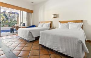 Cama ou camas em um quarto em Hotel Rancho San Diego Grand Spa Resort