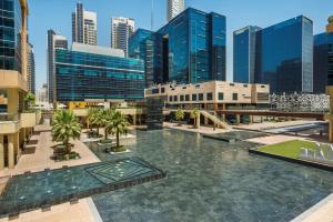 una grande piscina in una città con edifici alti di DoubleTree by Hilton Dubai - Business Bay a Dubai