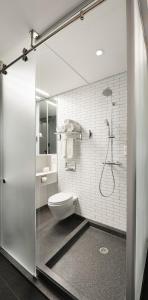 een witte badkamer met een toilet en een douche bij Pod Times Square in New York