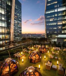 Blick auf einen Dachgarten mit Kuppeln und Lichtern in der Unterkunft Conrad Seoul in Seoul