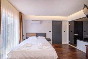 ein Schlafzimmer mit einem großen Bett mit weißer Bettwäsche in der Unterkunft luxurylifevillas 1-2-3-4 in Fethiye