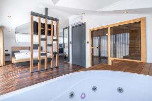 eine Badewanne im Bad mit einem Schlafzimmer in der Unterkunft luxurylifevillas 1-2-3-4 in Fethiye