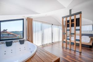 ein großes Bad mit Badewanne und ein Schlafzimmer in der Unterkunft luxurylifevillas 1-2-3-4 in Fethiye