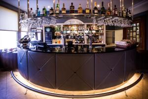 チェルトナムにあるDoubleTree by Hilton Cheltenham-Cotswoldsの酒瓶のバー