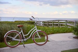 uma bicicleta estacionada num passeio perto do oceano em Beach Club at The Boca Raton em Boca Raton