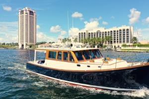 um barco na água com edifícios ao fundo em Beach Club at The Boca Raton em Boca Raton