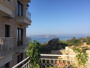 uma vista para o oceano a partir da varanda de um edifício em Derya Beach Apartment em Kas