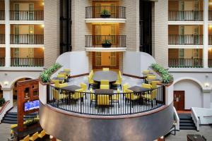 Un lugar para sentarse en Embassy Suites Dallas - Park Central Area