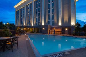 La alberca dentro o cerca de Hampton Inn Orlando-International Airport