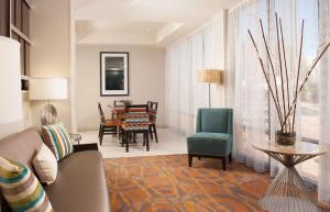 Un lugar para sentarse en Hampton Inn Orlando-International Airport