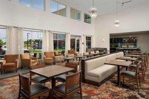 A seating area at Homewood Suites By Hilton Kansas City Speedway