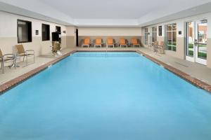 The swimming pool at or close to Homewood Suites By Hilton Kansas City Speedway