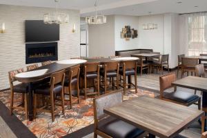 A seating area at Homewood Suites By Hilton Kansas City Speedway