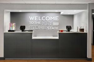 a welcome to the keystone state sign on a reception desk at Hampton Inn Philadelphia/King of Prussia - Valley Forge in King of Prussia