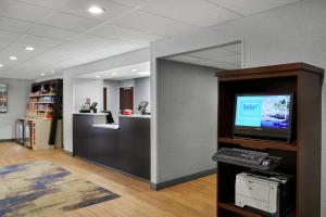 a room with a computer and a desk with a keyboard at Hampton Inn Philadelphia/King of Prussia - Valley Forge in King of Prussia