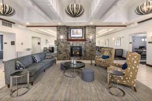 Homewood Suites by Hilton Mount Laurel tesisinde bir oturma alanı