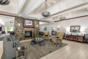 Homewood Suites by Hilton Mount Laurel tesisinde bir oturma alanı