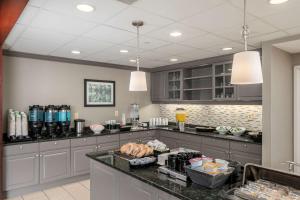 Homewood Suites by Hilton Mount Laurel tesisinde mutfak veya mini mutfak