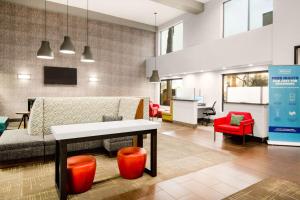 A seating area at Hampton Inn & Suites Las Vegas-Henderson