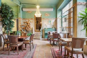 a restaurant with tables and chairs in a room at Hotell Linnéa - Helsingborg in Helsingborg