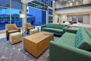 Ruang duduk di Hampton Inn & Suites San Diego Airport Liberty Station