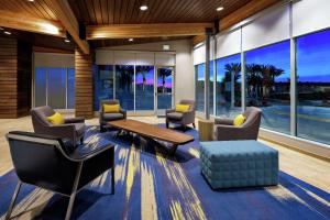 Ruang duduk di Hampton Inn & Suites San Diego Airport Liberty Station