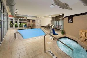 Hồ bơi trong/gần Hilton Garden Inn San Antonio Airport South