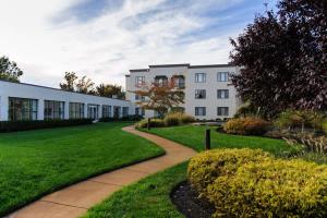 DoubleTree Suites by Hilton Mount Laurel tesisinin dışında bir bahçe