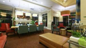 Predel za sedenje v nastanitvi Hilton Garden Inn Secaucus/Meadowlands