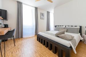 una camera con letto, scrivania e tavolo di cavaedium guest house ad Arona