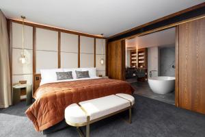 um quarto com uma cama grande e uma banheira em Horizon by SkyCity em Auckland