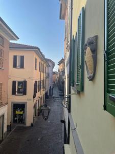 un vicolo stretto con edifici in città di cavaedium guest house ad Arona