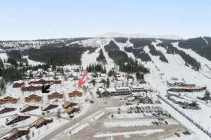 una vista aerea di una stazione sciistica nella neve di Solbjørnlia Apartments a Trysil