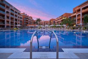 a large swimming pool with umbrellas in a resort at Arguineguín Park By Servatur in La Playa de Arguineguín