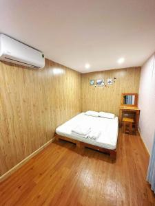 Una cama o camas en una habitación de Thùng Thép Homestay