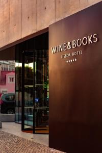 un edificio con un cartel para un hotel de vinos y libros en Wine & Books Lisboa Hotel, en Lisboa