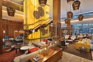 una hall con divani, sedie e una scala di DoubleTree by Hilton Dubai - Business Bay a Dubai