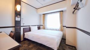 Tempat tidur dalam kamar di Toyoko Inn Narita Airport Shinkan